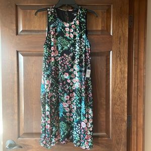 Tommy Hilfiger
Sleeveless Jewel Neck Floral Chiffon Shift Dress